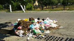 Около Жалал-Абадского городского суда лежит мусор (фото)