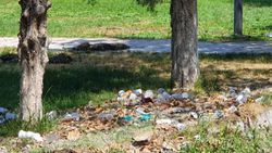 В Бишкеке на территории Национального центра онкологии и гематологии разбросан мусор (фото)