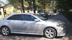 На Ахунбаева-Малдыбаева водитель «Тойоты» припарковался на тротуаре (фото)