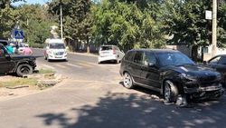 На Фрунзе - Калыка Акиева столкнулись «Мерседес Гелендваген», «БМВ Х5» и «Тойота Виш» <b><i>(фото)</i></b>