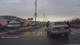 В Бишкеке авто чуть не сбило пешехода на «зебре» <i>(видео)</i>