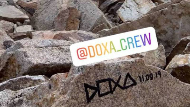 Арт-группу Doxa уличили в вандализме в горах. Художники обещали стереть автограф на высоте 4000 метров
