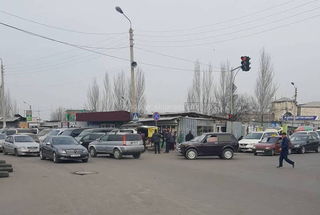 Проезжая часть дорог на Кулиева-Токтогула превращена в «вокзал» (фото, видео)