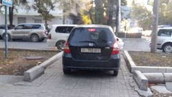 На Московской-Турусбекова водитель «Хонды» объезжал пробки по тротуару. Фото