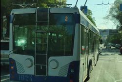 На Абдрахманова - Киевской водитель троллейбуса №2 повернул со второй полосы (видео)
