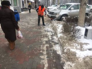 Тротуары Бишкека очищаются от снега регулярно, - мэрия Бишкека (фото)