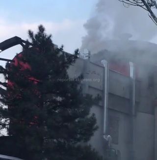 Горожанин жалуется на чрезмерный выброс густого едкого дыма из труб столичного кафе в центре (видео)