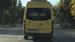 Водитель бусика со школьниками ехал нарушая ПДД (видео)