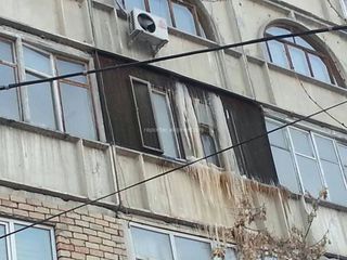 Сотрудники «Бишкектеплосети» разбираются с последствиями прорвавших труб в некоторых районах Бишкека
