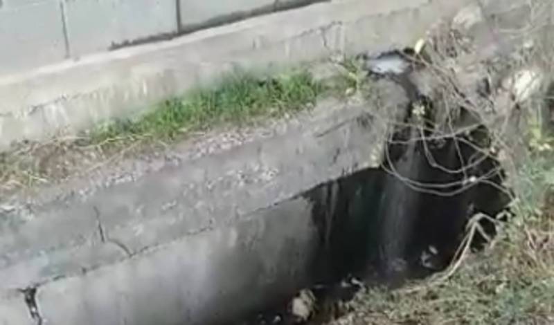На ул. Сухомлинова №27 сливают нечистоты в арык (видео)