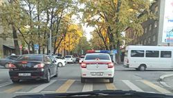 На Боконбаева-Логвиненко водитель патрульной машины выехал на красный <i>(фото)</i>