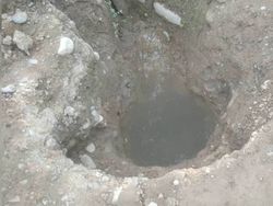 В Арча-Бешике на протяжении 2 месяцев не могут починить лопнувшую водопроводную трубу. Видео