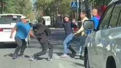 Видео — Мужчины устроили драку на проезжей части дороги