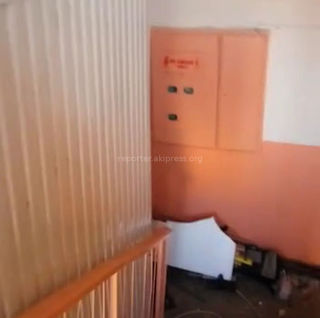 Законно ли построено помещение в подъезде одного из домов в Тунгуче? - житель (видео)