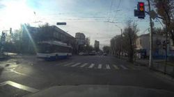 Троллейбус проехал на красный свет светофора. Видео