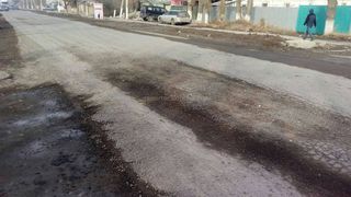 В Нижней Ала-Арче уже начала разрушаться отремонтированная год назад дорога на ул.Киргизской (фото)