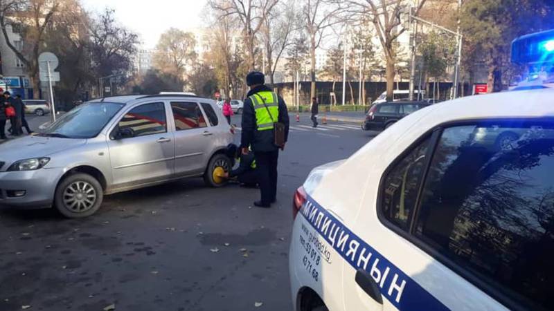 На Чуй-Исанова на колесо неправильно припаркованной машины установили блокиратор (фото)