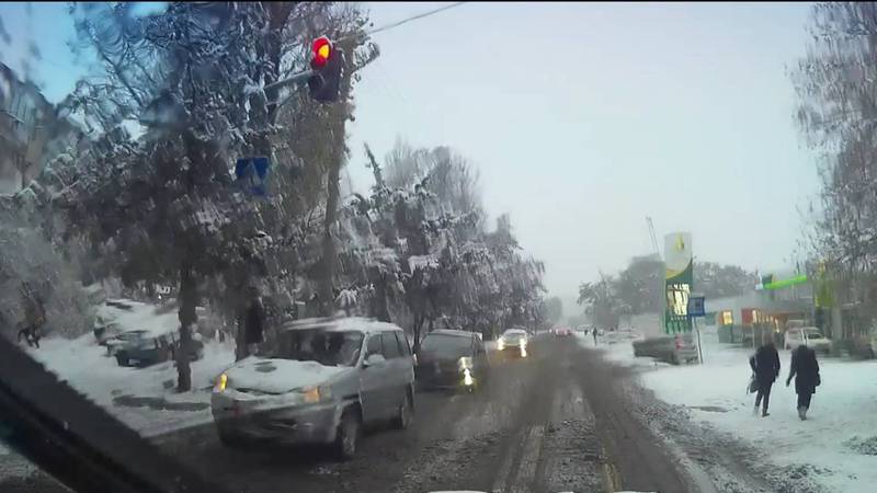 На Сухэ-Батора водитель «Хонды» проехал на красный свет светофора (видео)