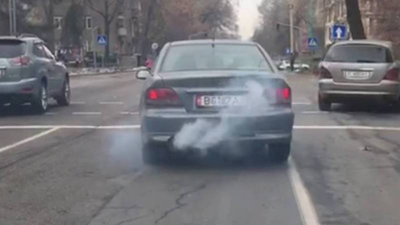 В Бишкеке «Мицубиси» сильно дымит (видео, фото)