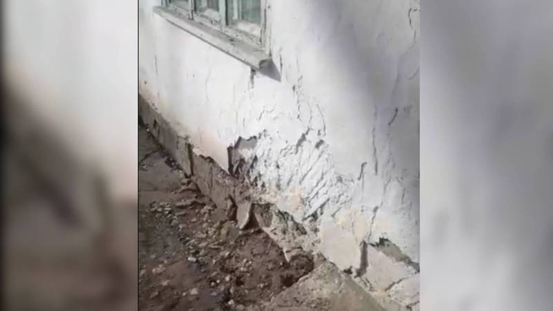 Жительница просит обратить внимание на состояние здания отдела физиотерапии Нарынской областной больницы. Видео