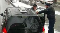 На Московской водитель «Хонды» поставил машину на линию общественного транспорта и не пропускал автобус. Видео