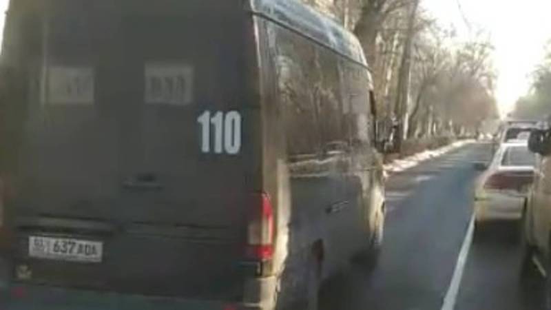 На Московской водитель маршрутки ехал по встречной полосе троллейбуса. Видео
