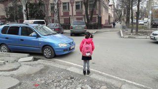 Бишкекчанин просит таксистов не парковаться рядом со школой на Шопокова-Боконбаева (фото)