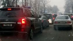 В Бишкеке едет полностью затонированная «Тойота». Видео