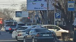 На пересечении Манаса-Киевской водители не соблюдают правила парковки