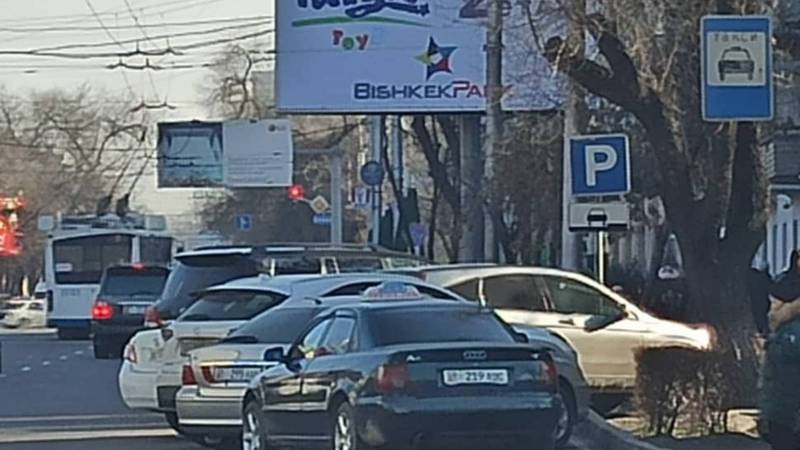 На пересечении Манаса-Киевской водители не соблюдают правила парковки
