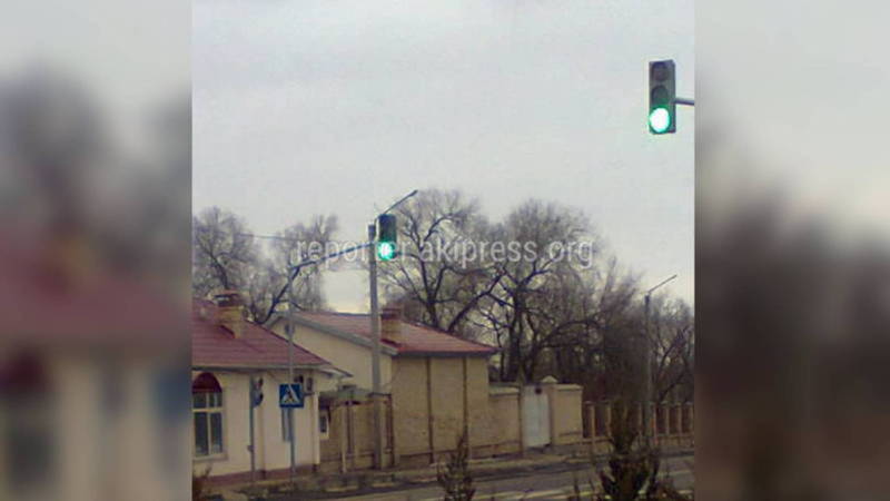 Светофор на Киевской—Уметалиева создаёт аварийную ситуацию