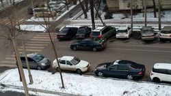 Горожанин спрашивает, на обочине дороги на Тыныстанова-Жумабека разрешена парковка?