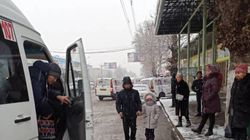 На ул.Масалиева в Оше машины на остановке мешают общественному транспорту, - горожанин