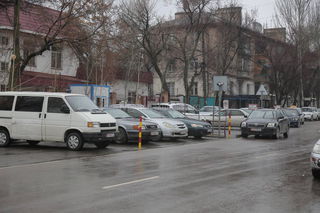 Законно ли установлены ограждения для авто на ул.Тыныстанова? - житель (фото)