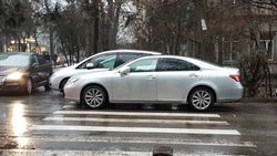 В Бишкеке «Лексус» припарковали на «зебре». По Carcheck госномер не пробивается
