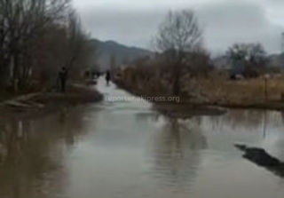 Вода затопила одну из улиц в селе Тоголок-Молдо Ак-Талинского района <i>(видео)</i>