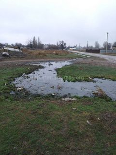 Вода из канализации затопила улицы станции Ивановка (видео)