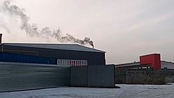 В Рабочем городке из трубы здания университета идет черный дым. Видео