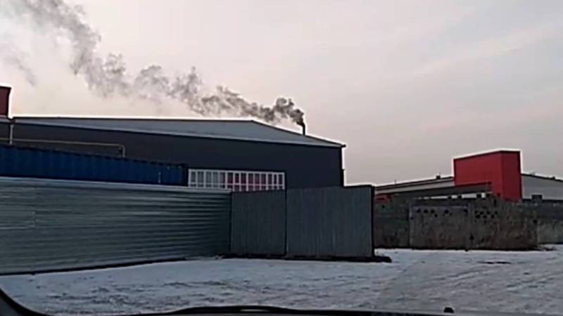 В Рабочем городке из трубы здания университета идет черный дым. Видео