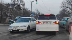 На Панфилова-Медерова «Тойота» нарушила ПДД, за ней числятся штрафы на более 10 тыс. сомов