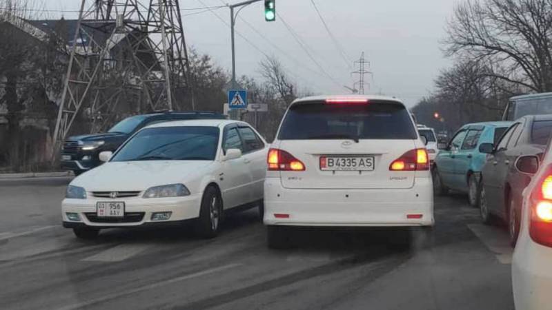 На Панфилова-Медерова «Тойота» нарушила ПДД, за ней числятся штрафы на более 10 тыс. сомов