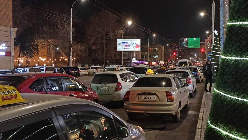 На ул.Киевской таксисты паркуются на проезжей части дороги. Фото