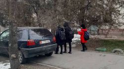 На Суеркулова-Абая «Фольксваген Гольф» припарковали на тротуаре. Фото