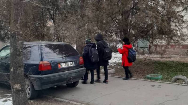 На Суеркулова-Абая «Фольксваген Гольф» припарковали на тротуаре. Фото