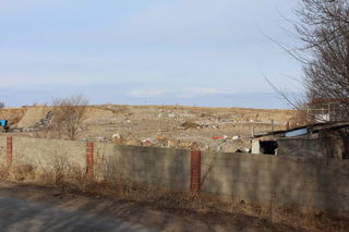 Мусорный полигон села Кызыл-Суу развернулся в 10 метрах от обочины дороги (фото)