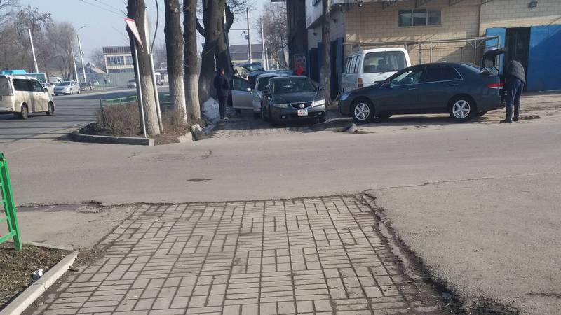 Возле автомойки на проспекте Жибек Жолу машины заняли тротуар для пешеходов. Фото