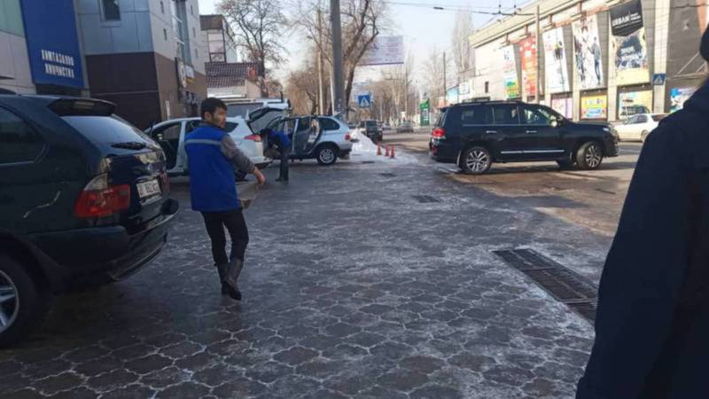 Хозяин автомойки на ул.Горького обязуется впредь не ставить машины на тротуар
