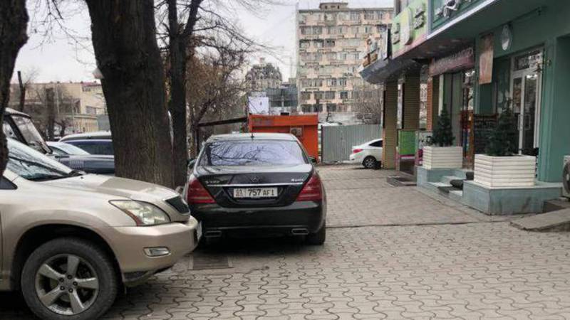 На ул.Гоголя водитель «Мерседеса» постоянно паркуется на тротуаре, - бишкекчанин