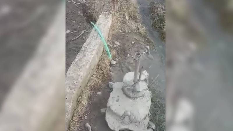 В селе Жинжиген Баткенской области прорвало трубу. Жители вынуждены пить воду из арыка. Видео