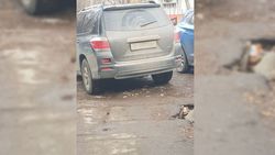 Водитель «Тойоты» припарковал машину на тротуаре в 10 мкр. Фото